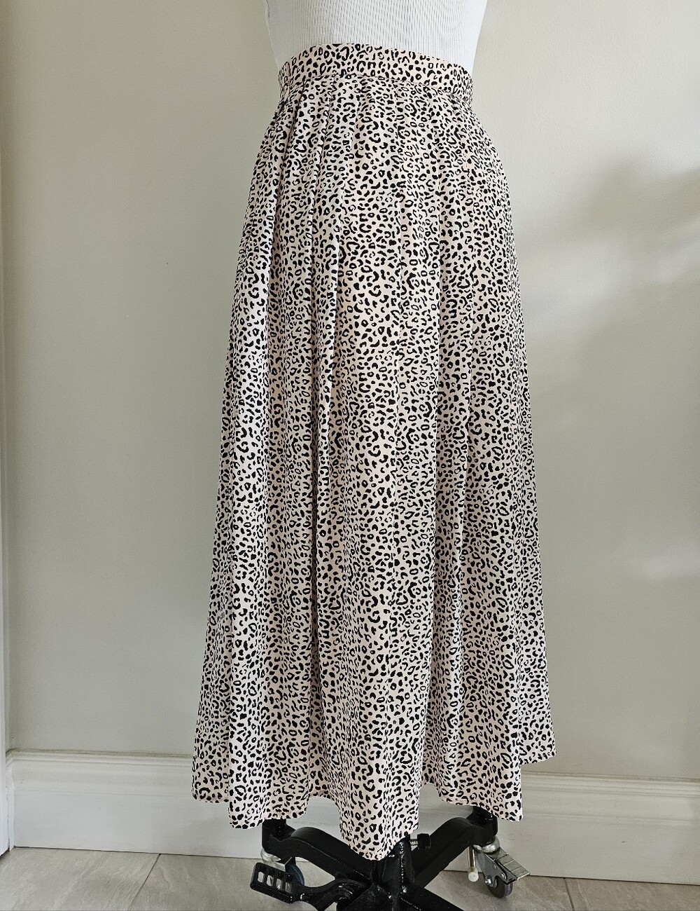 Pink and black leopard print flowy maxi skirt with soft pleats - Picture 5 of 11